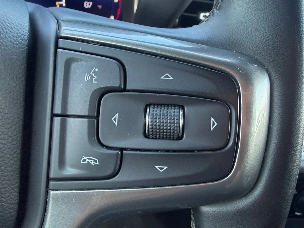 Used 2025 Summit White Chevrolet LT image 23
