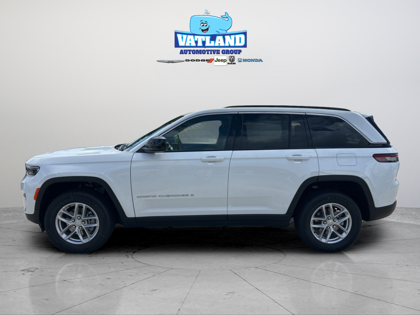 New 2026 Bright White Clear-Coat Exterior Paint Jeep Laredo image 2