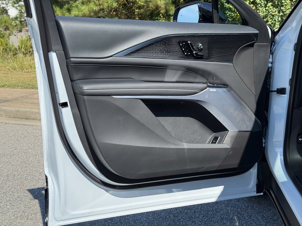 2027 Cadillac LYRIQ Signature Sport - Photo 17