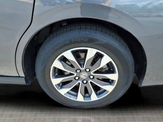 Used 2024 Gray Honda EX-L image 13
