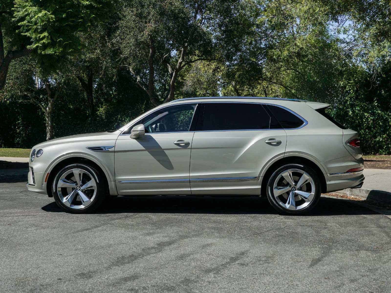 Certified Used 2023 White Sand by Mulliner Bentley  image 3