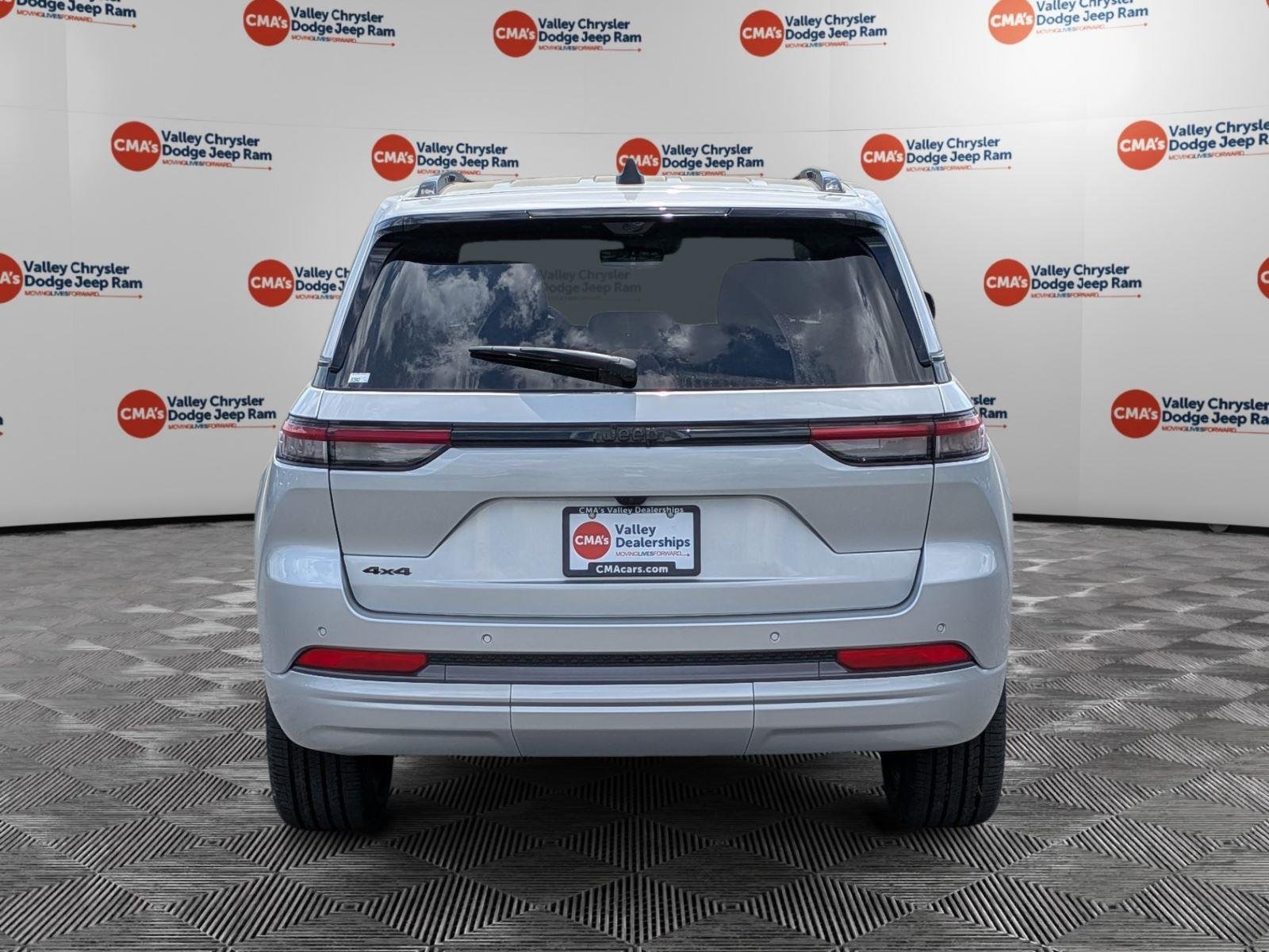 New 2026 Silver Zynith Exterior Paint Jeep Limited Reserve image 6
