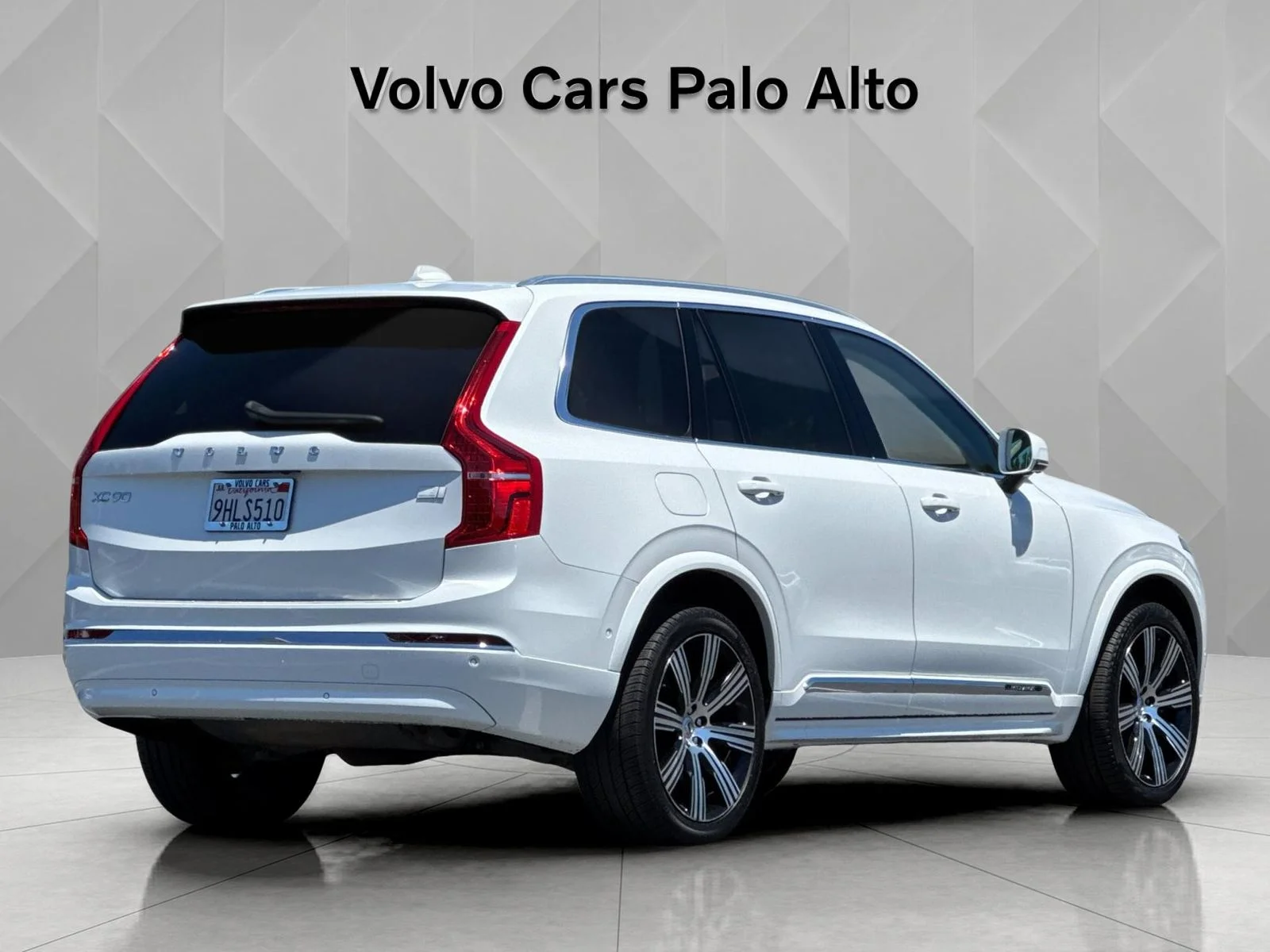 Used 2023 White Volvo T8 Plus Bright Theme 7 Passenger image 3