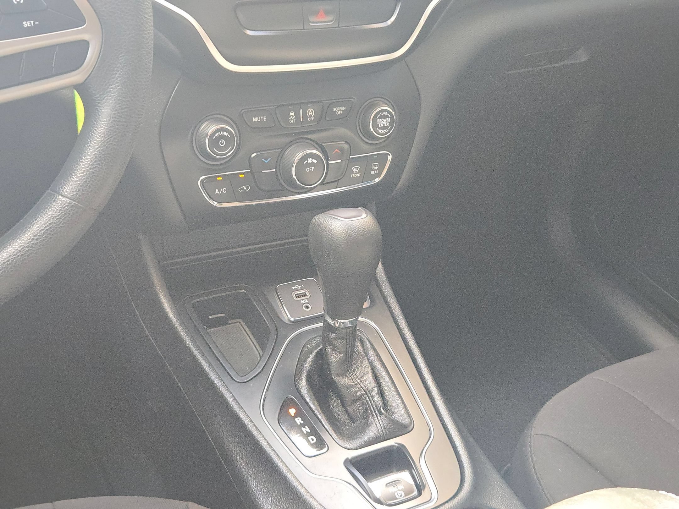 Used 2019 Diamond Black Crystal Pearlcoat Jeep Latitude image 19