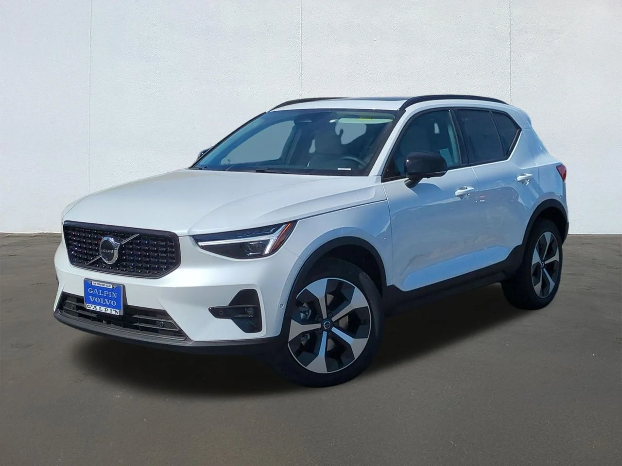 2026 Volvo XC40 B5 Plus Dark AWD's photo