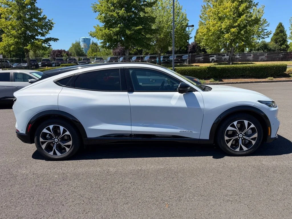 Used 2023 White Metallic Ford Premium image 9