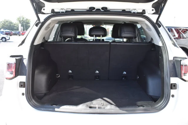 Used 2022 White Jeep Latitude image 14