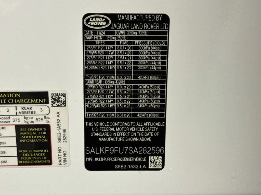 Used 2025 White Land Rover SE image 33