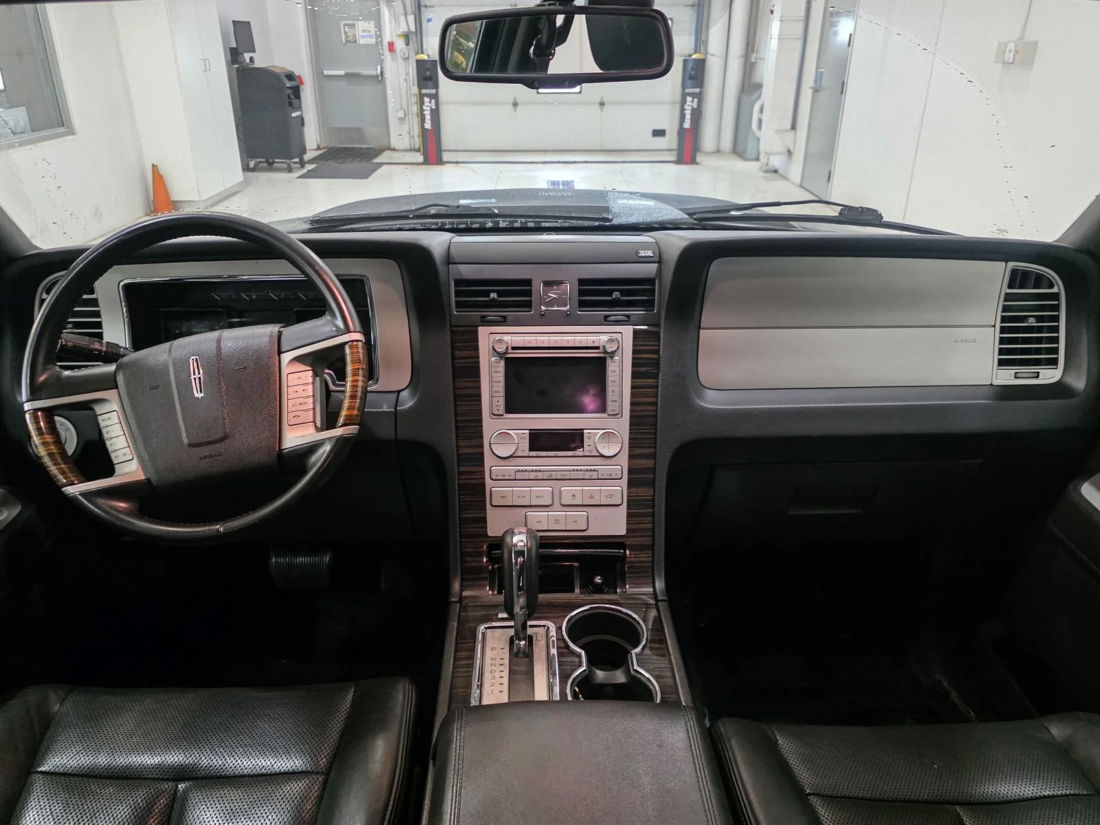 Used 2010 Tuxedo Black Metallic Lincoln Base image 28