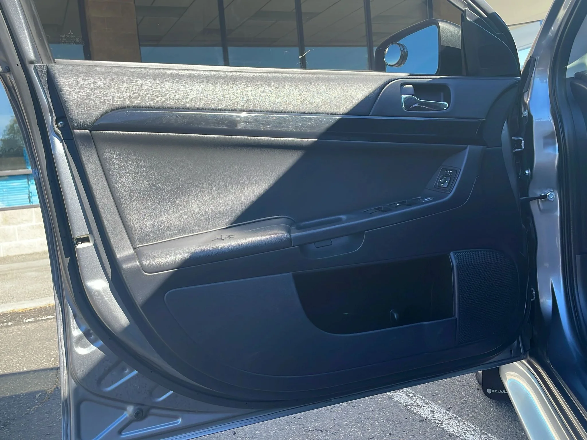 Used 2017 Mercury Gray Pearl Mitsubishi ES image 11