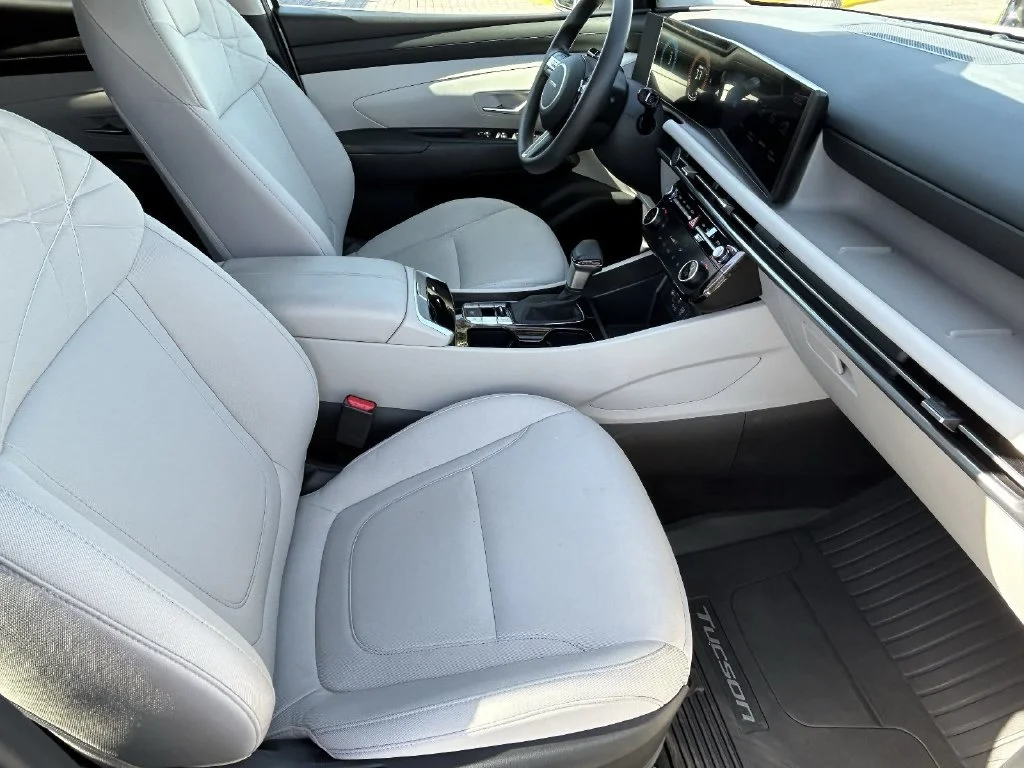 Used 2025 White Pearl Hyundai SEL image 9