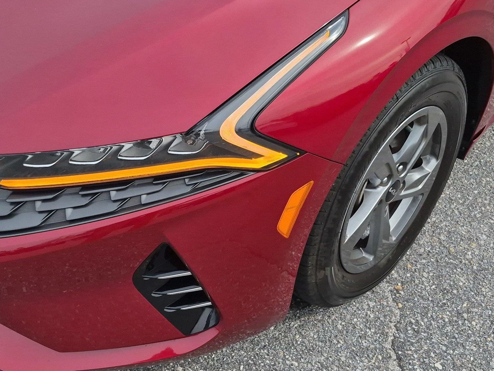 Used 2022 Passion Red Kia LXS image 9