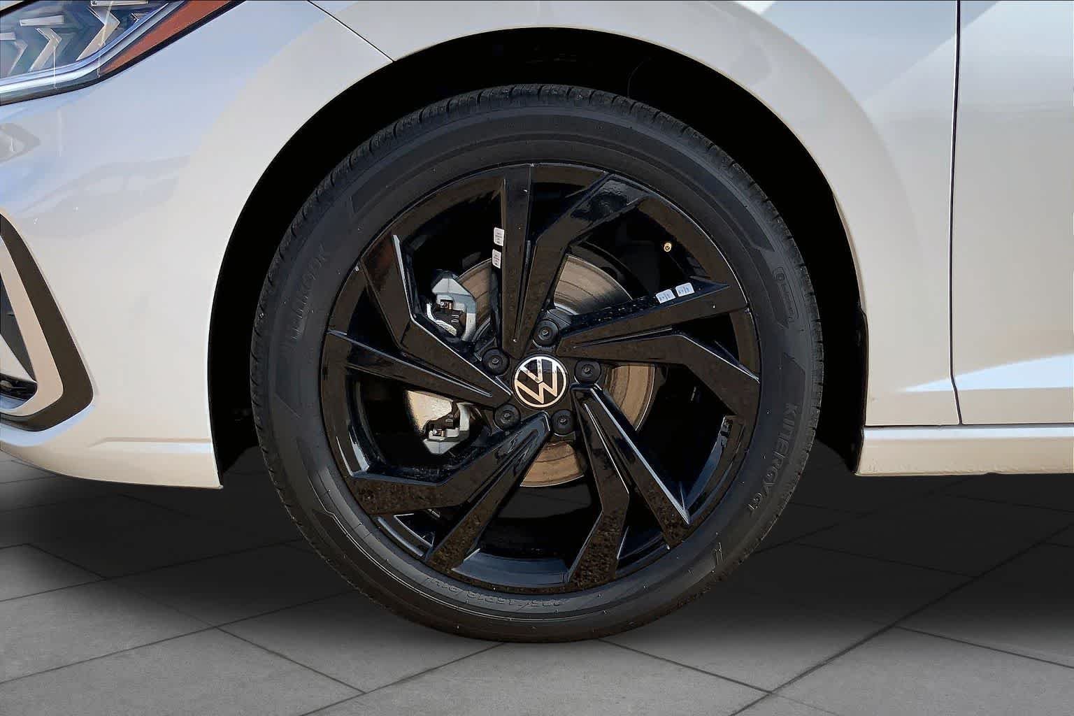 New 2026 Opal White Pearl Volkswagen SE image 12