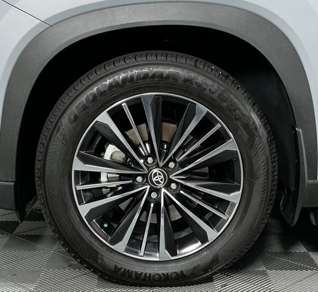 Used 2026 Silver Toyota MAX Platinum image 11