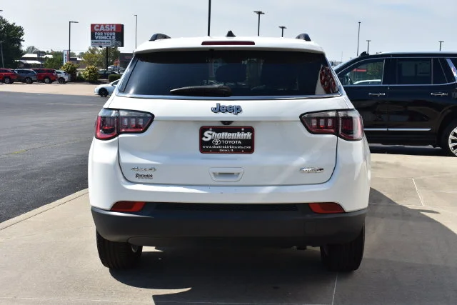 Used 2022 White Jeep Latitude image 6