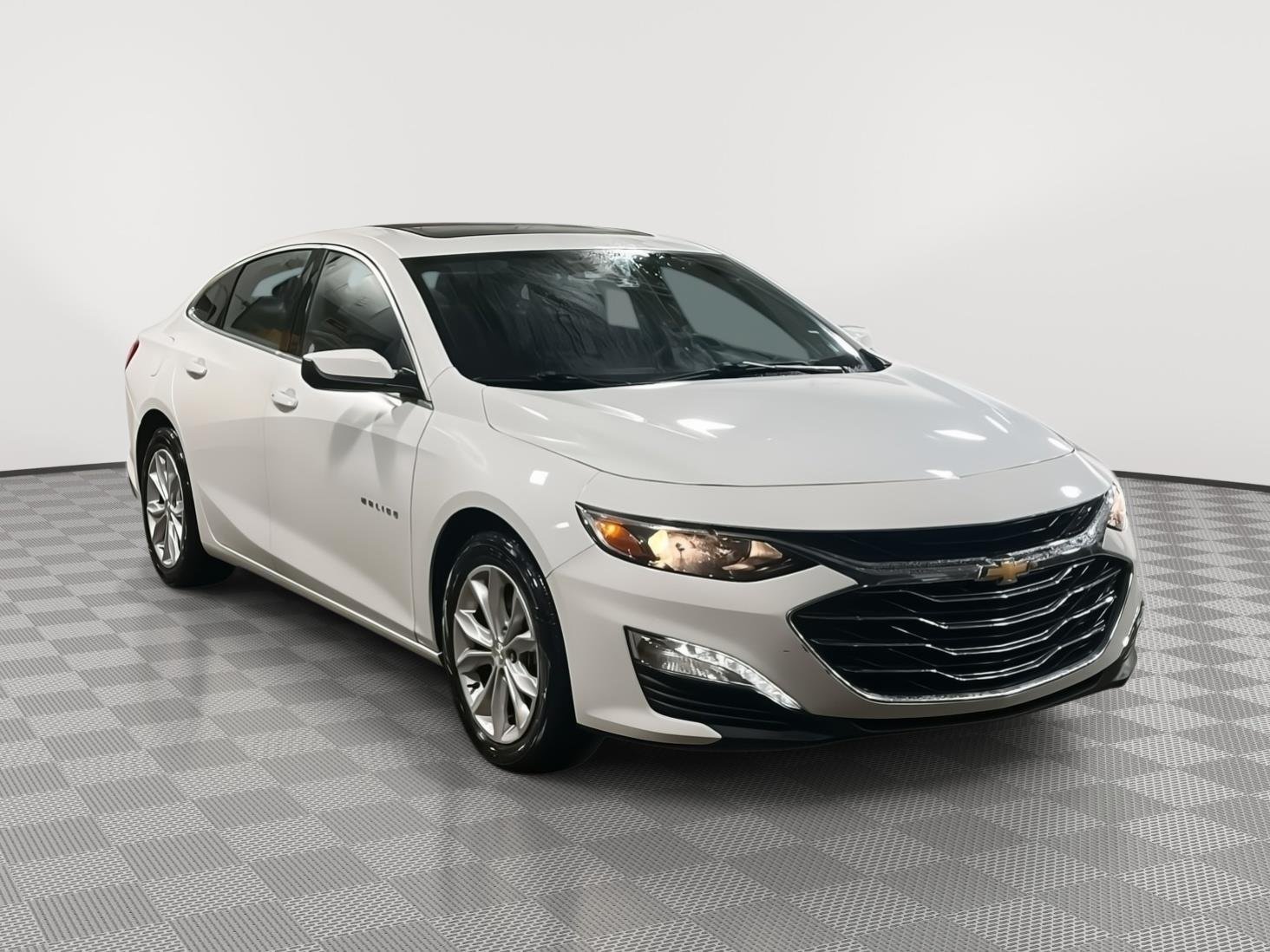 Used 2024 Summit White Chevrolet LT image 3