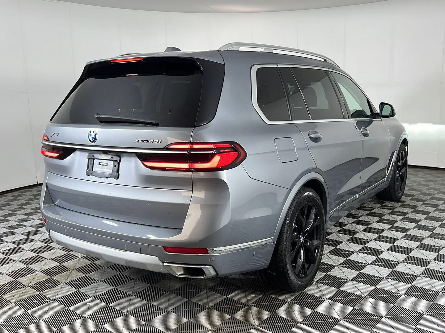 Used 2024 Skyscraper Grey Metallic BMW xDrive40i image 22
