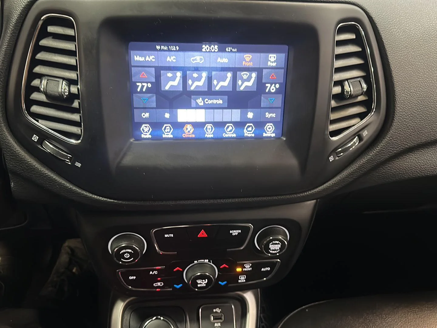 Used 2018 Laser Blue Pearlcoat Jeep Latitude image 20