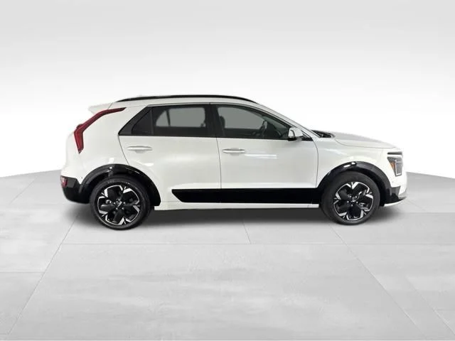Used 2023 White Kia Wave image 6