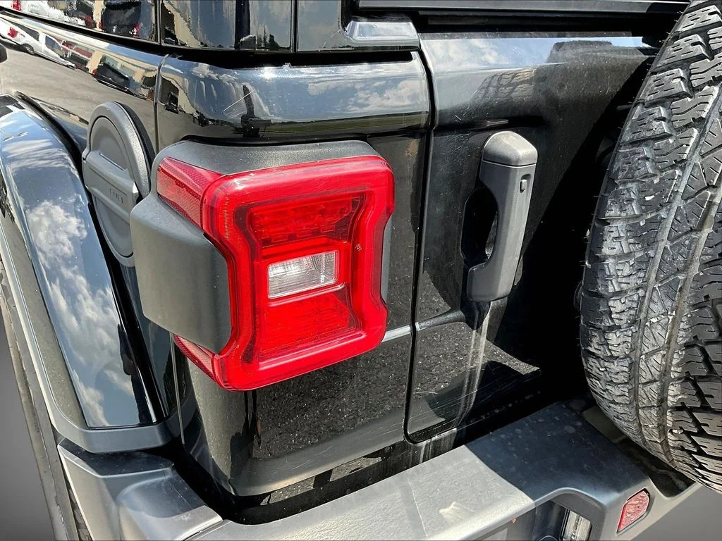 Used 2022 Black Jeep Unlimited Sahara Altitude image 23