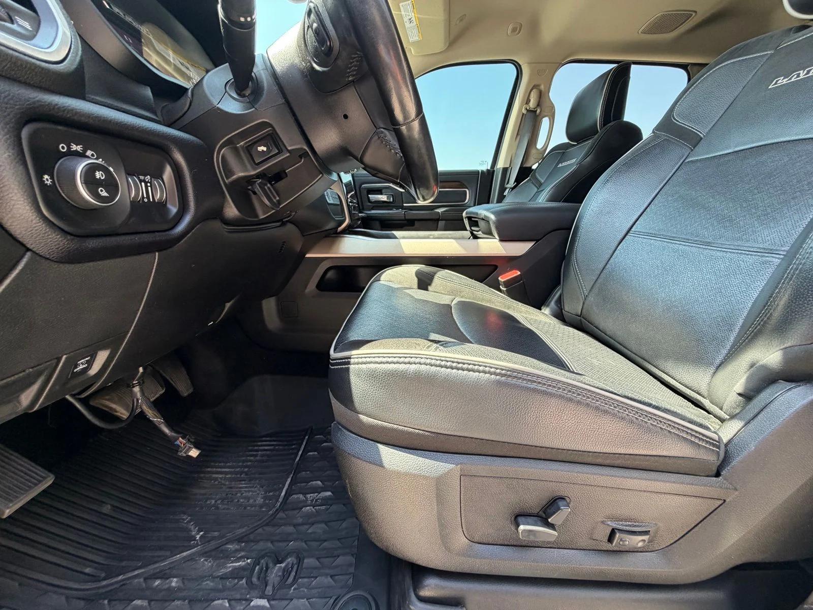 Used 2022 White Ram Laramie image 12