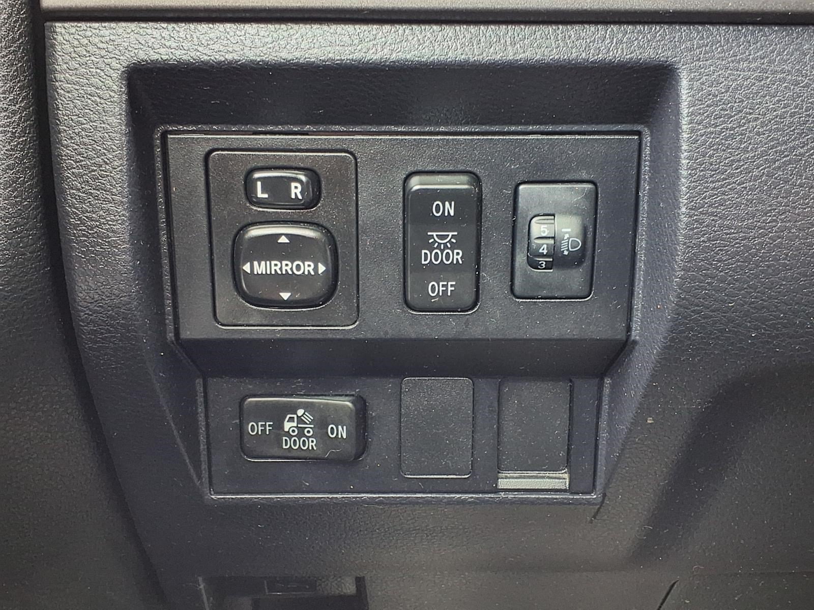 Used 2017 MAGNETIC GRAY MET Toyota SR5 image 21