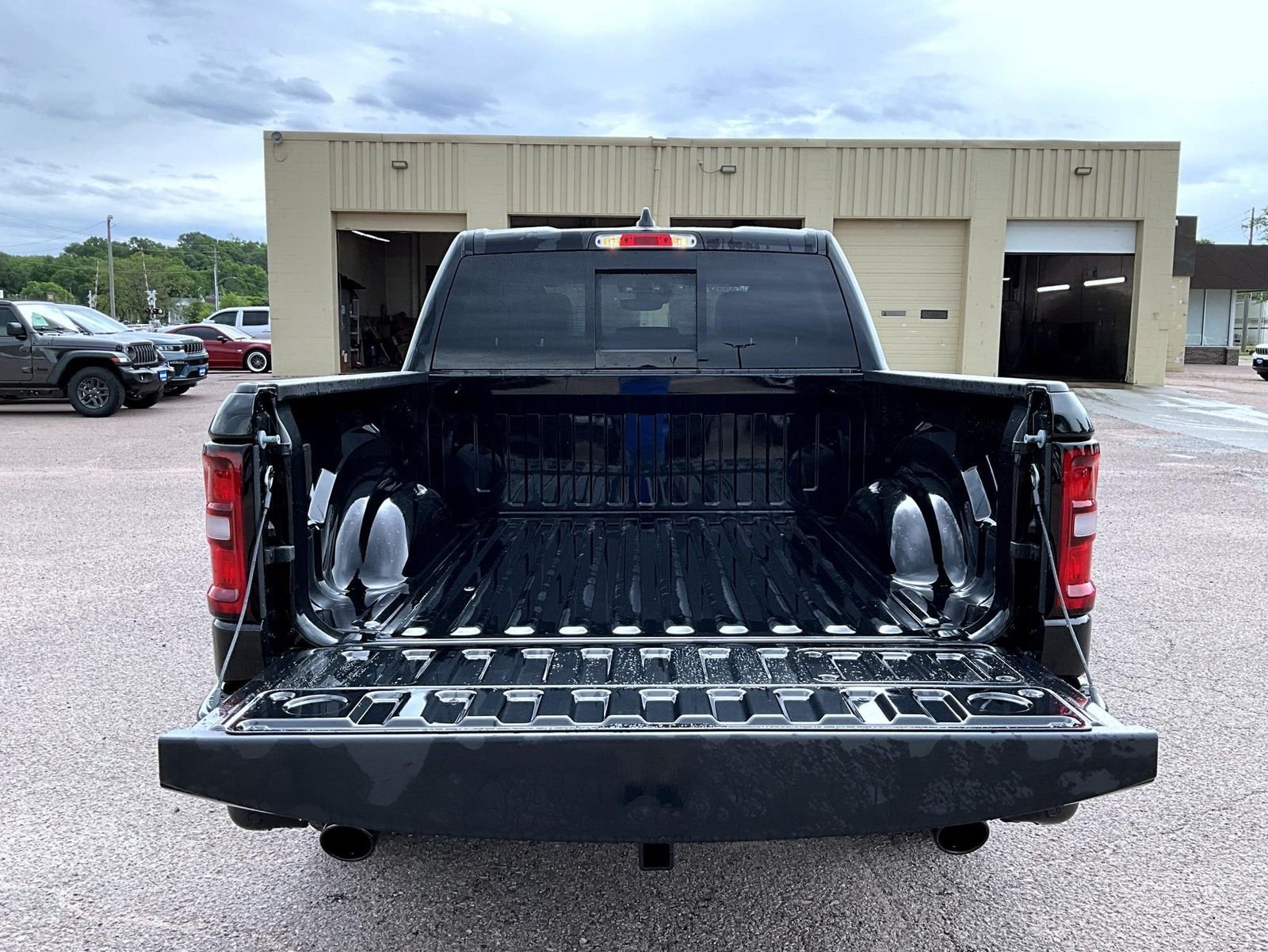 New 2026 Diamond Black Crystal Pearl-Coat Exterior Paint RAM Laramie image 9