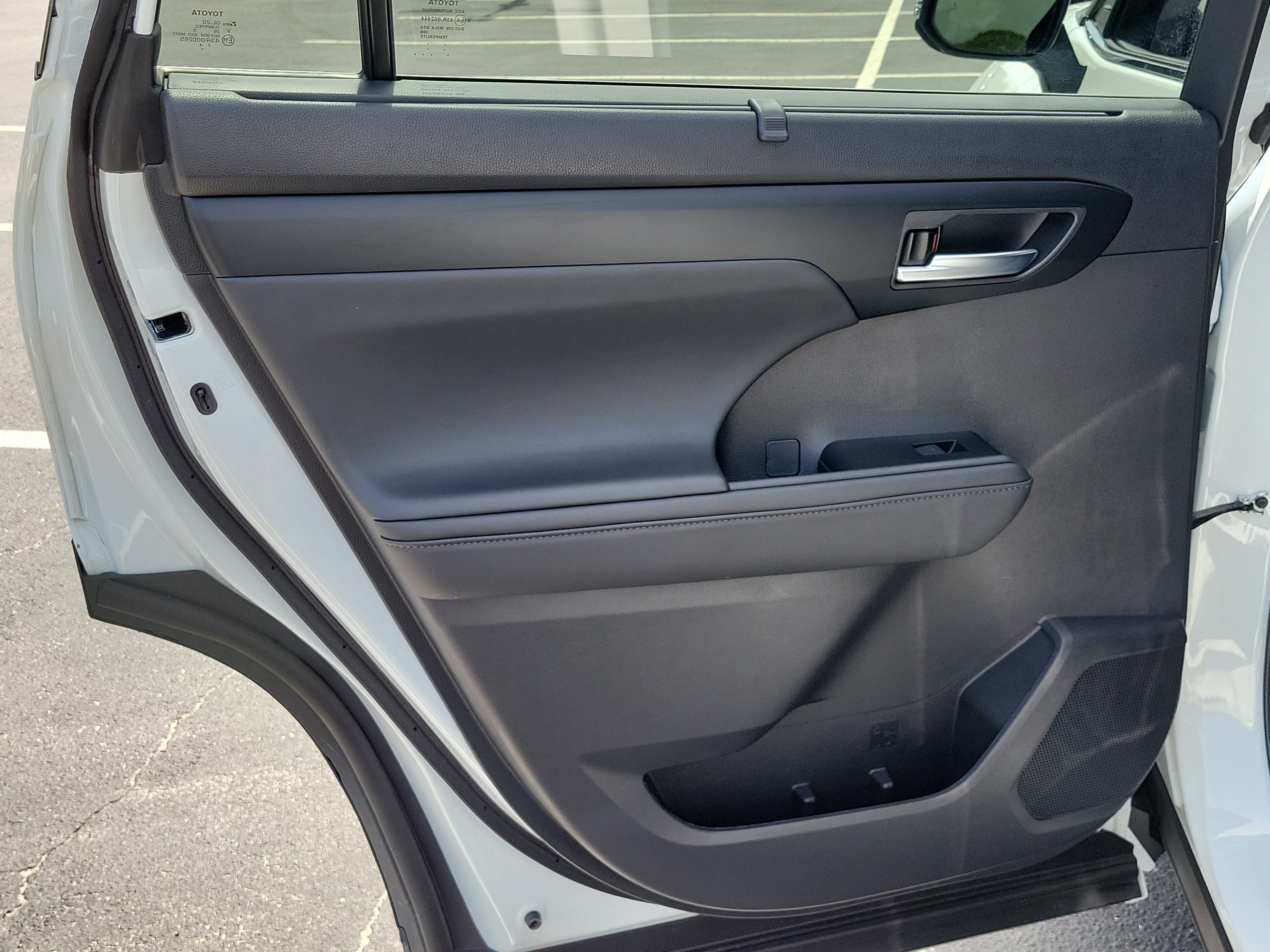 Used 2025 Pearl Toyota XLE image 11