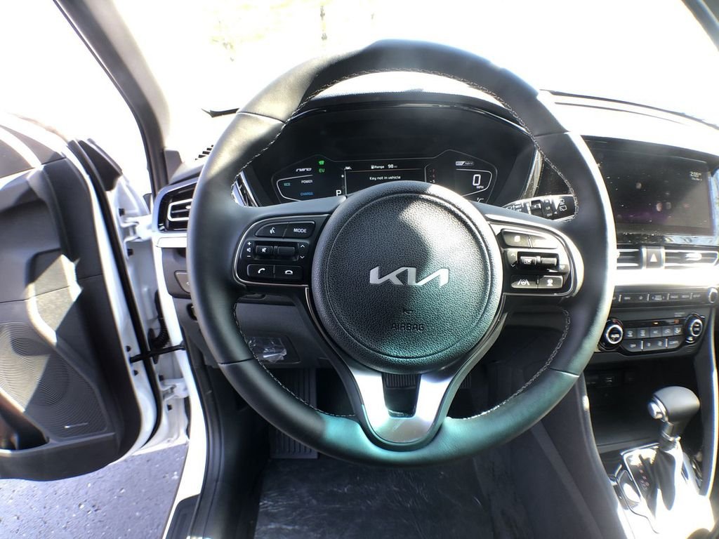 Used 2022 White Kia EX Premium image 46