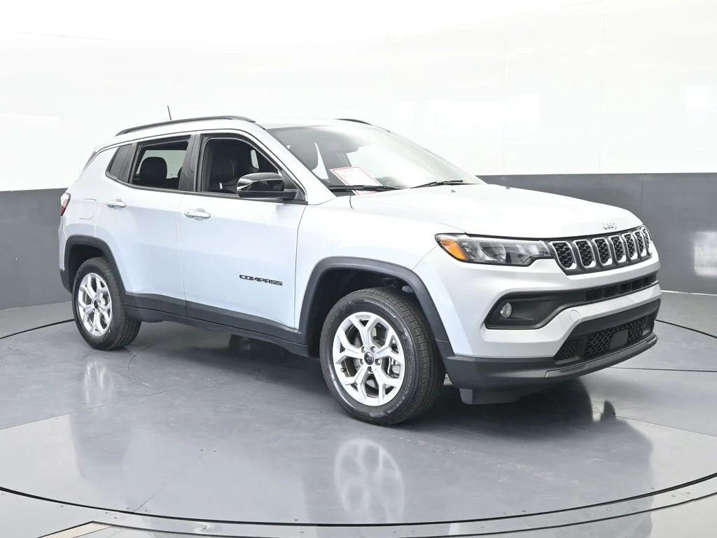 Used 2025 Silver Zynith Metallic Clearcoat Jeep Latitude image 7