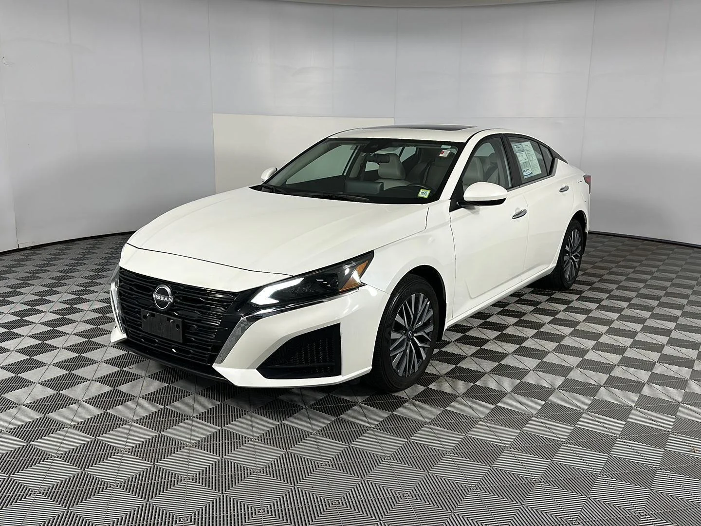 Certified Used 2024 Pearl White Tricoat Nissan 2.5 SV image 4