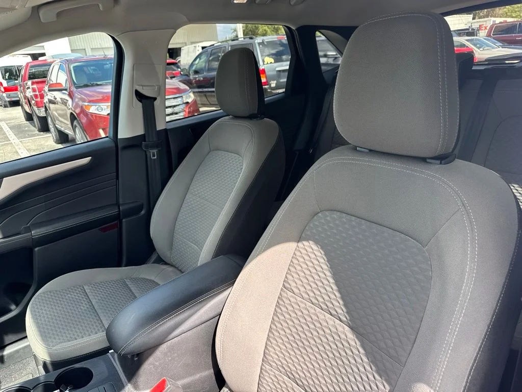 Used 2022 White Metallic Ford SE image 10