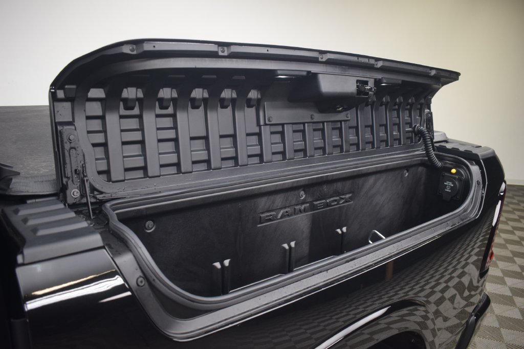 New 2027 Diamond Black Crystal Pearl-Coat Exterior Paint RAM Laramie image 17