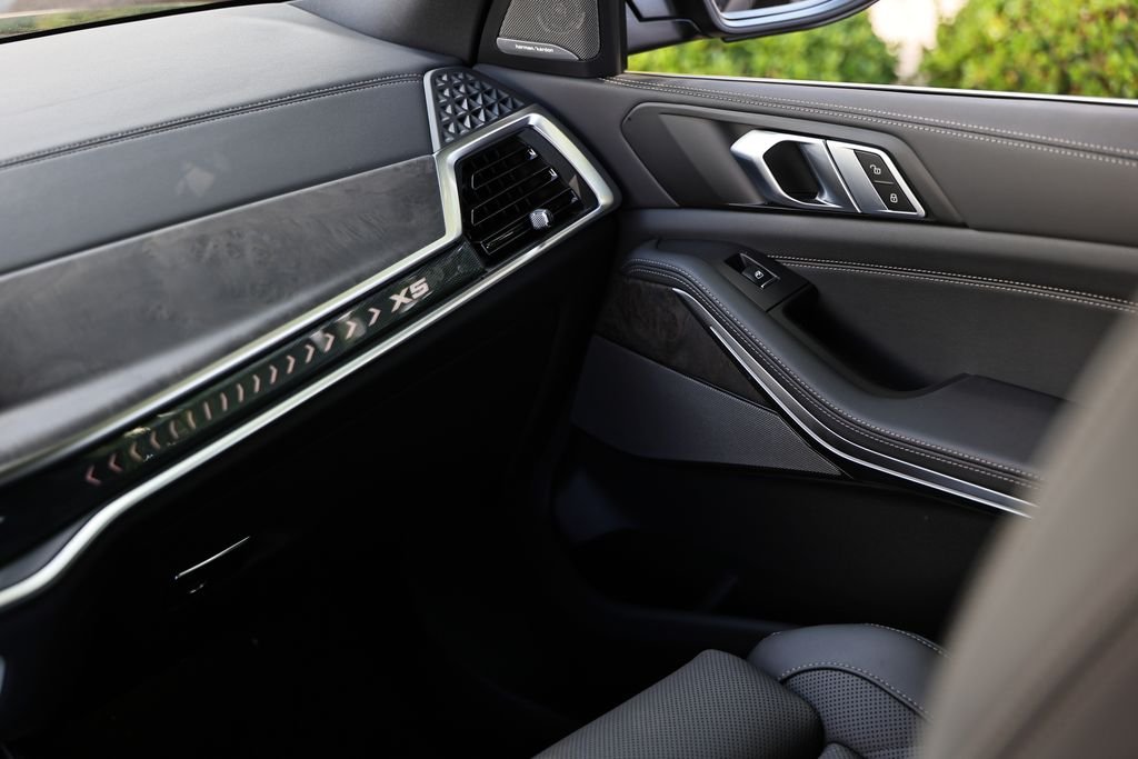New 2026 Black Sapphire Metallic BMW xDrive50e image 29