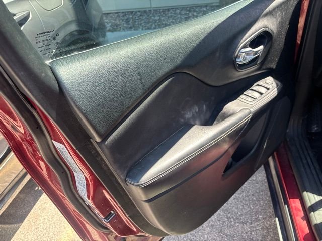 Used 2015 Deep Cherry Red Crystal Pearlcoat Jeep Latitude image 12