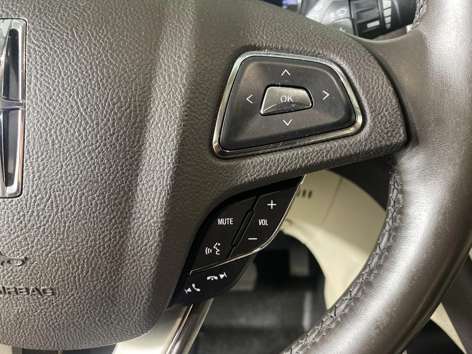 Used 2019 Infinite Black Metallic Lincoln Select image 16