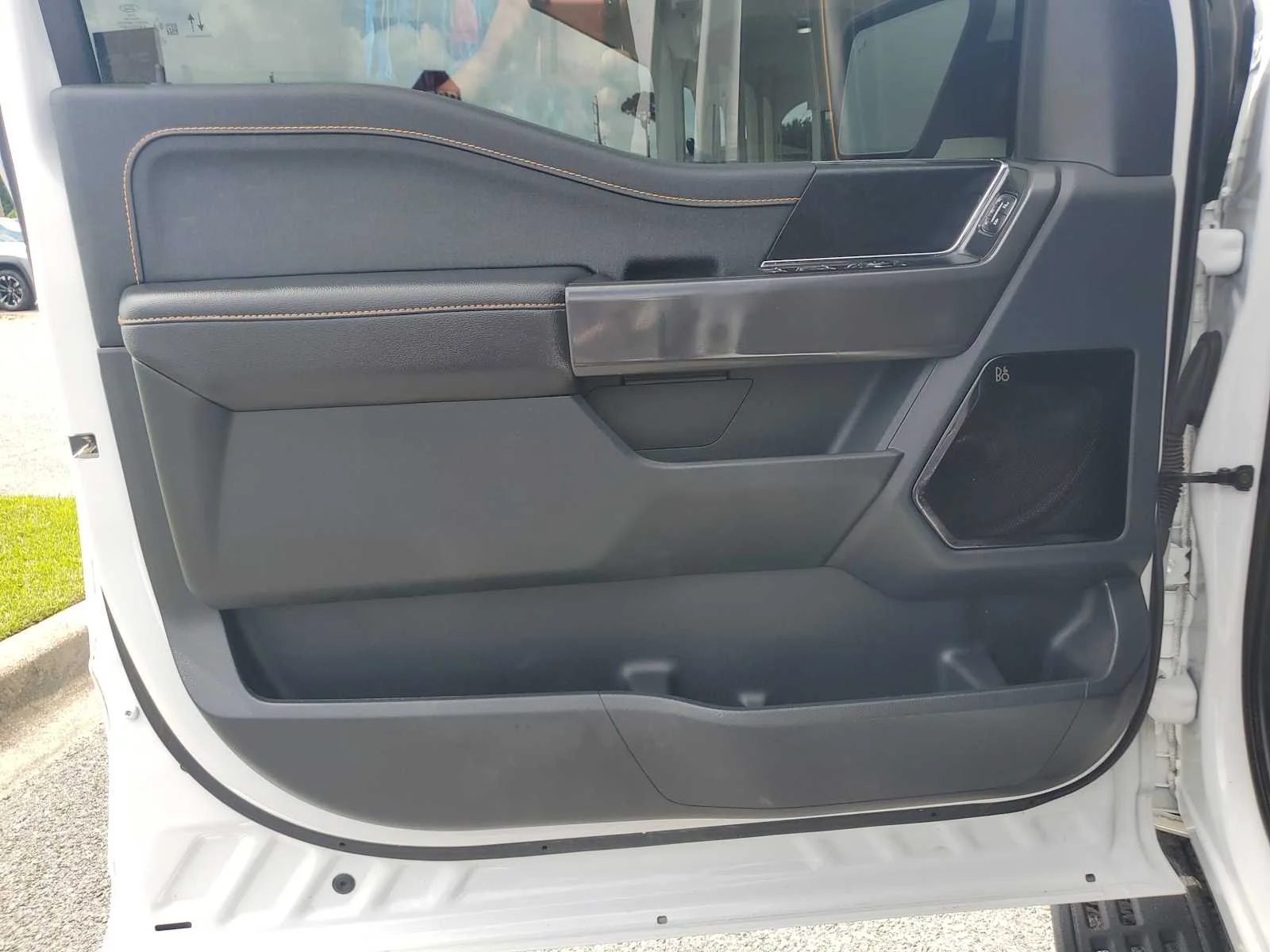 Used 2025 Space White Metallic Whi Ford Tremor image 15
