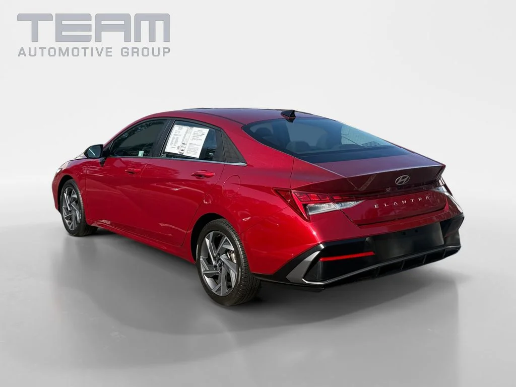 Used 2025 Red Hyundai SEL Convenience image 5