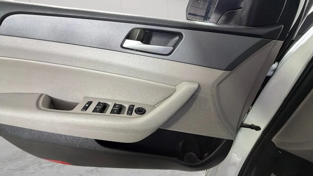 Used 2018 White Hyundai SEL image 25