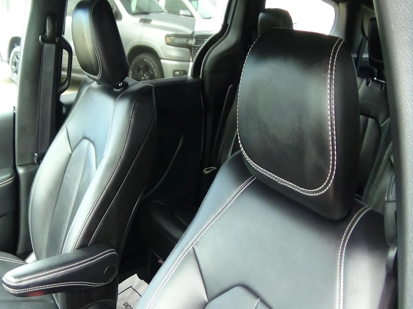 Used 2025 Bright White Clear Coat Chrysler Select image 18