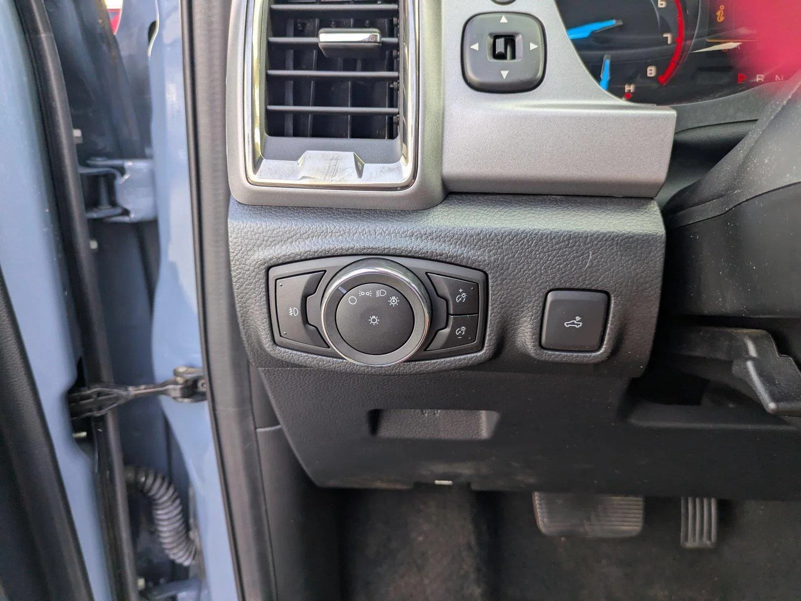 Used 2023 Azure Gray Metallic Tri-Coat Ford XLT image 16