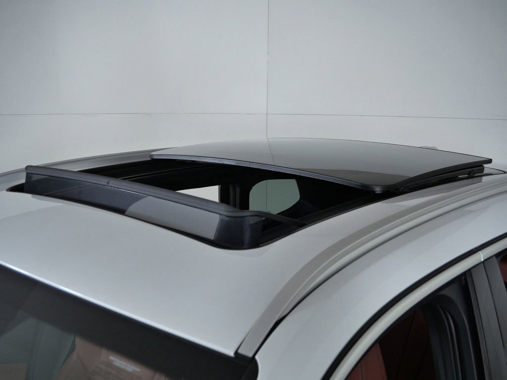 New 2026 Mineral White Metallic BMW xDrive28i image 18