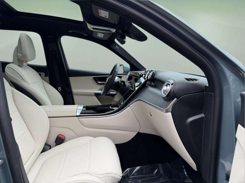 Used 2025 Verde Silver Metallic Mercedes-Benz GLC 300 image 28