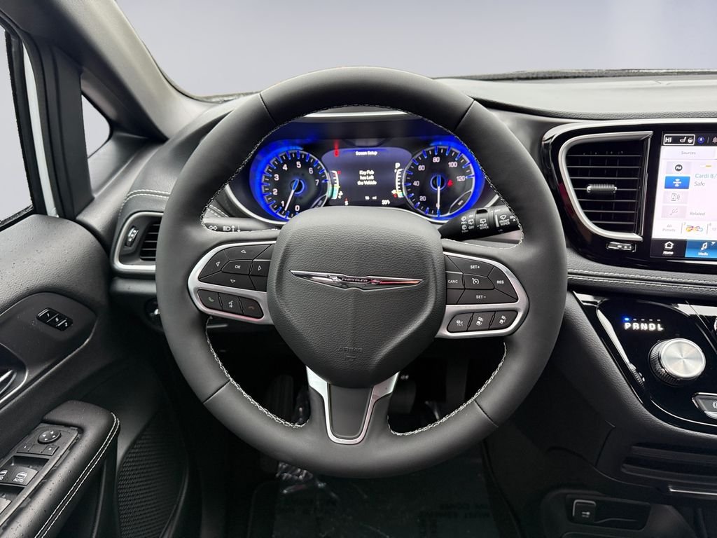 New 2026 Bright White Clear-Coat Exterior Paint Chrysler Select image 15