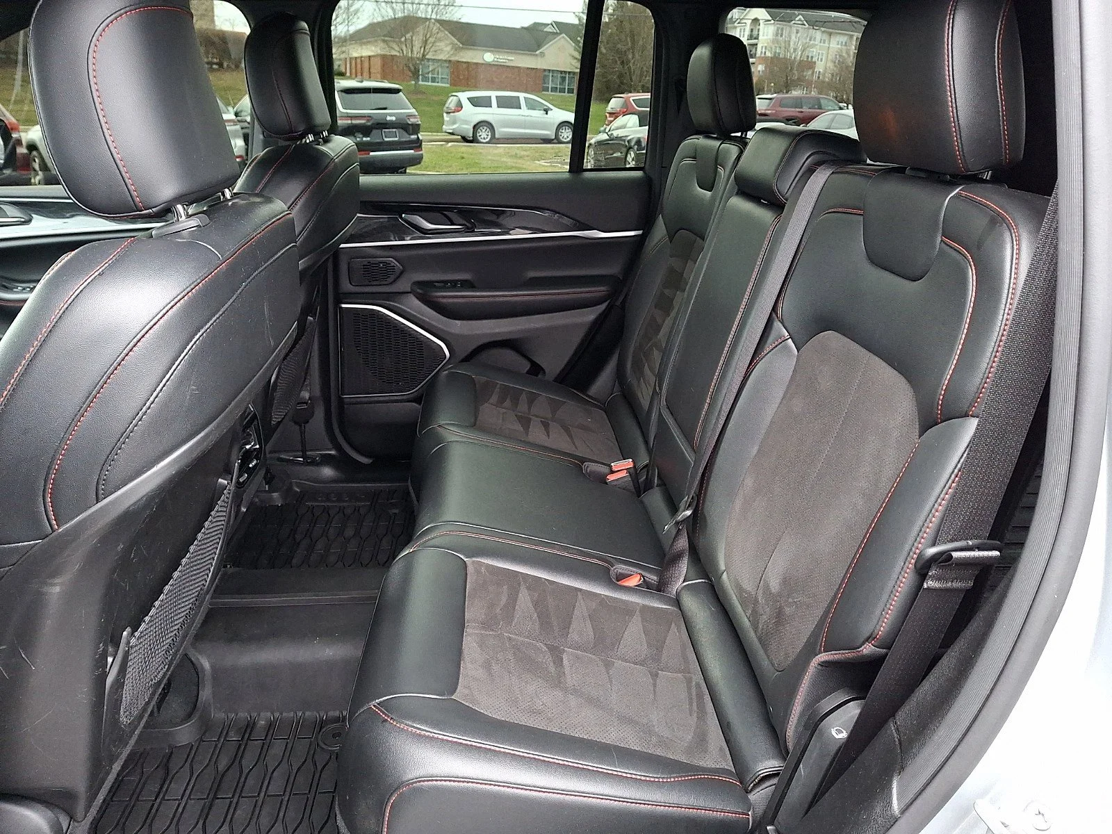 Used 2022 Silver Zynith Jeep Trailhawk image 11