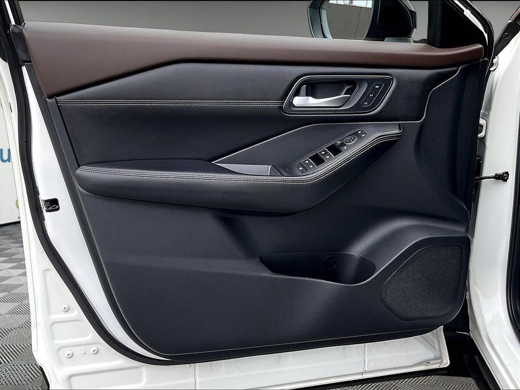 Used 2023 Pearl White Tricoat/Super Black Nissan SL image 9