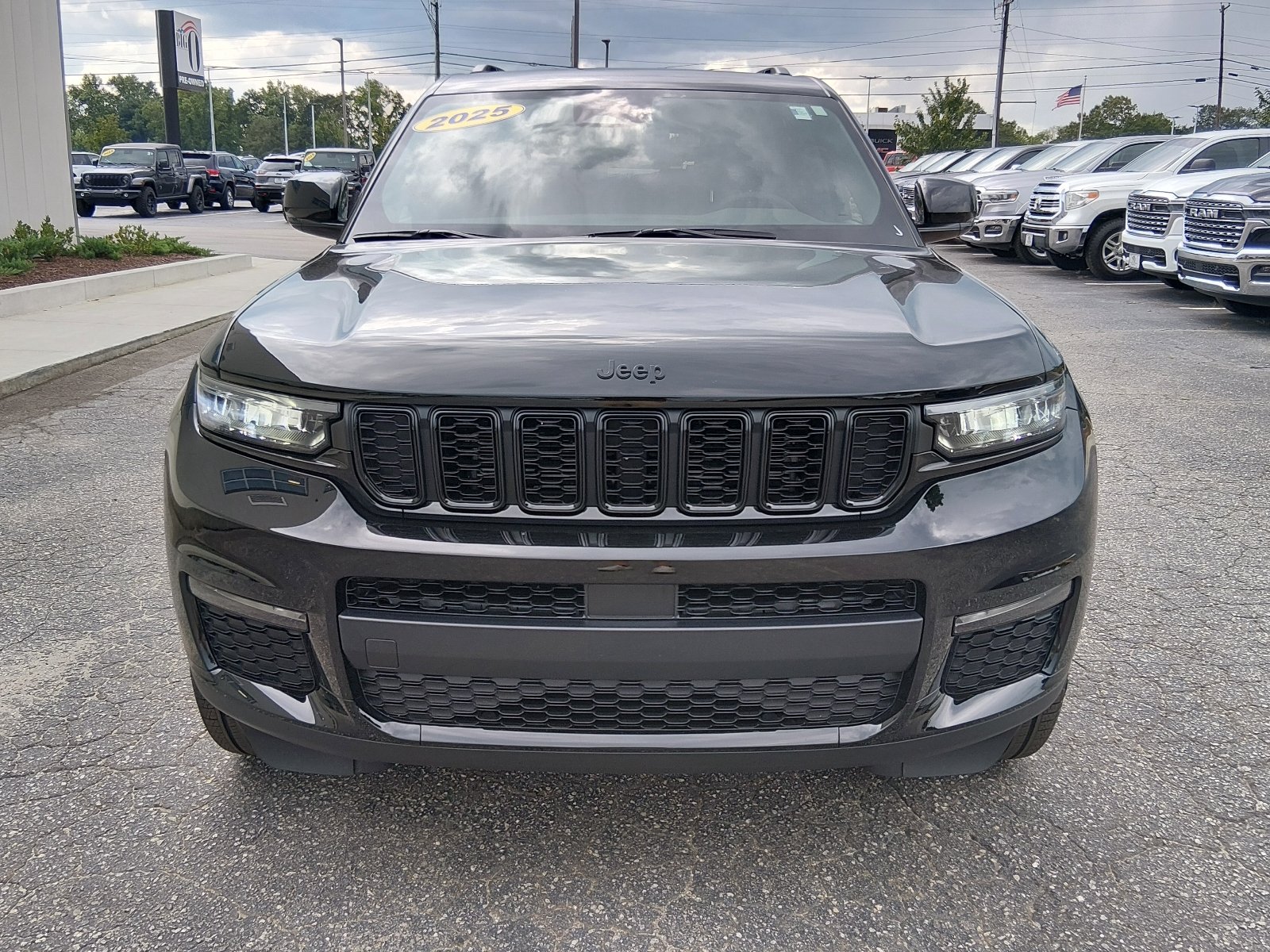 Used 2025 Diamond Black Crystal Pearl Coat Jeep Limited image 8