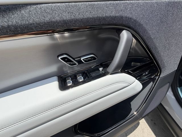 New 2026 Borasco Grey Land Rover SE image 11