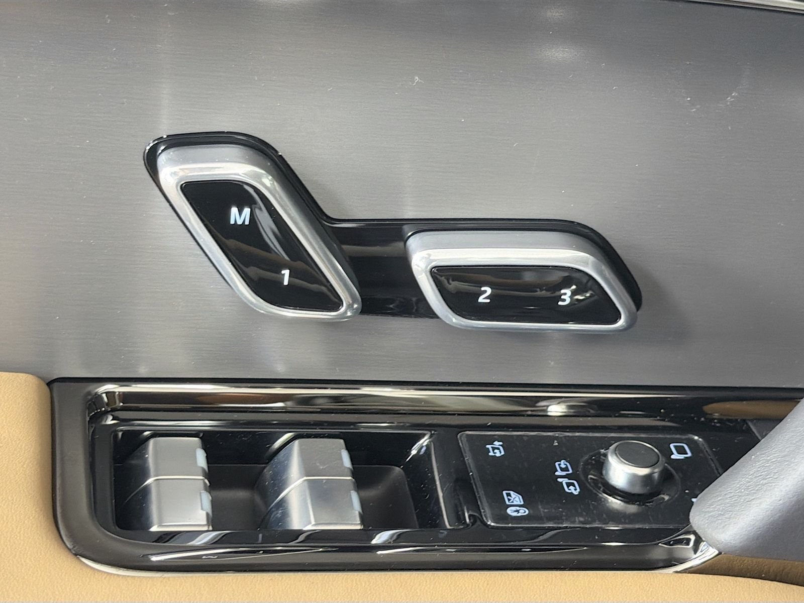 New 2026 Fuji White Land Rover SE image 24