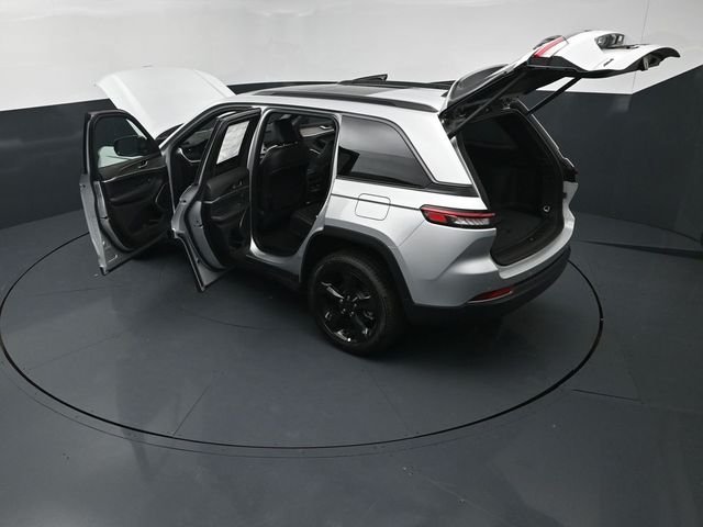 New 2026 Silver Zynith Exterior Paint Jeep Limited image 28